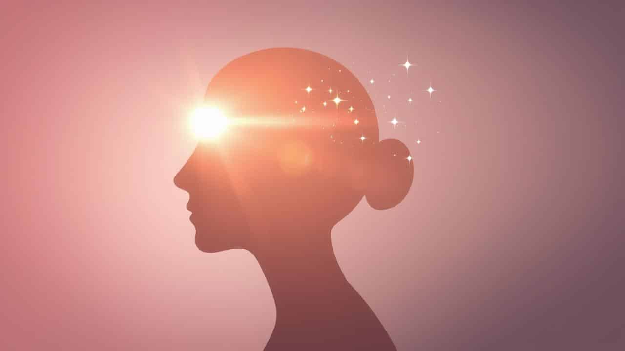 Imagem conceitual de uma pessoa com a cabeça iluminada, representando clareza mental, foco e tranquilidade.