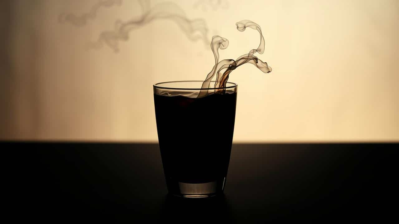 Xícara de chá preto fumegante com efeitos visuais de dissolução de gordura e o contorno sutil de uma cintura mais fina, em estilo minimalista.